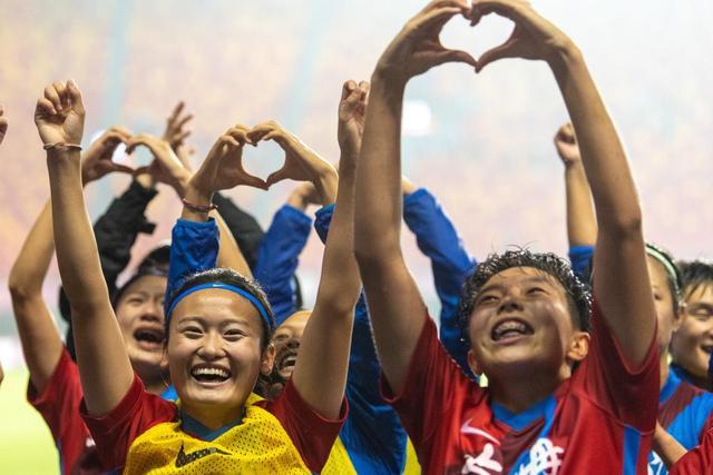 现代足球高手论剑 胜败就在一个指尖